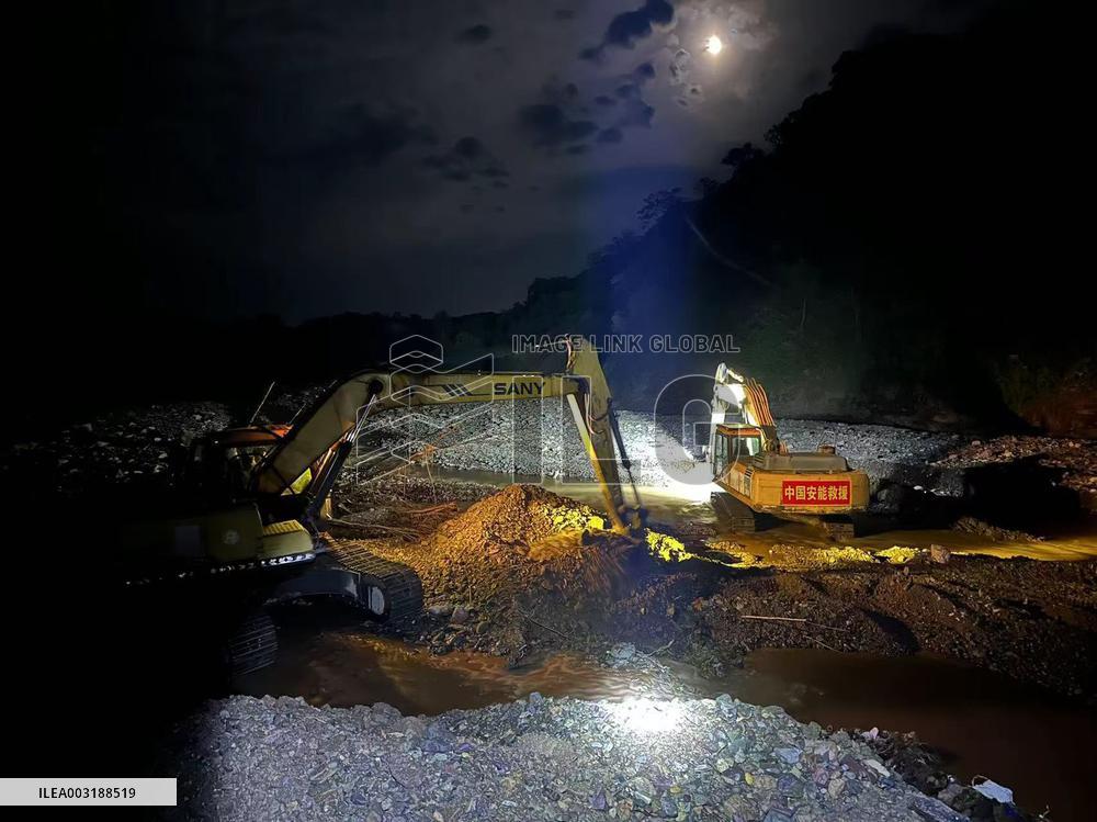 China Anneng Shenyang Rescue Team Repairs A Road in Huludao
