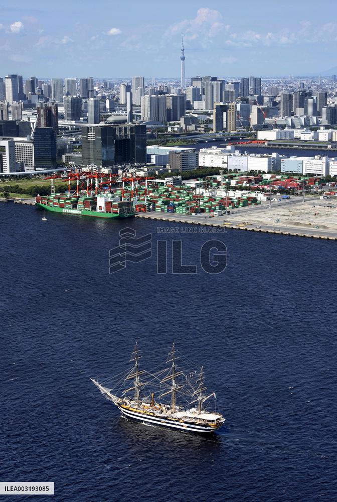 Italian Navy training ship visits Tokyo port