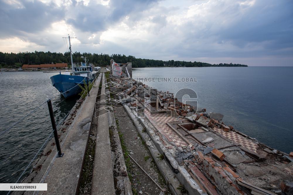 Exhibition hall at former USSR submarine base collapses into sea