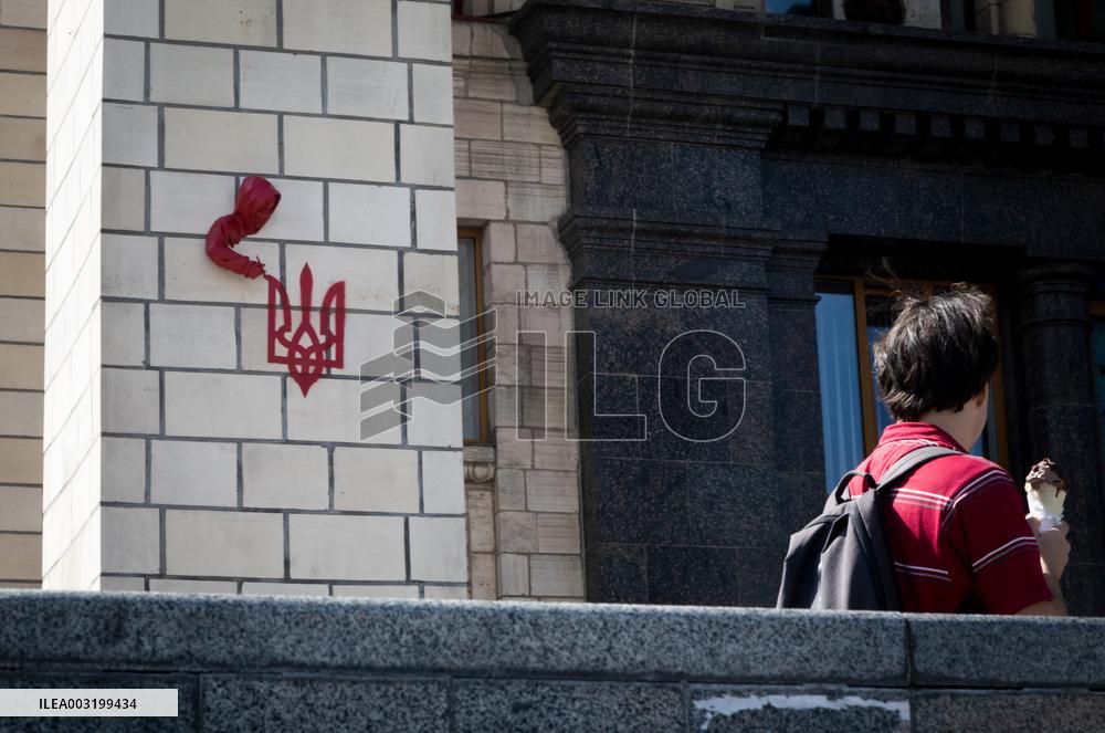 Sculpture by French street artist James Colomina on Central Post Offices wall in Kyiv