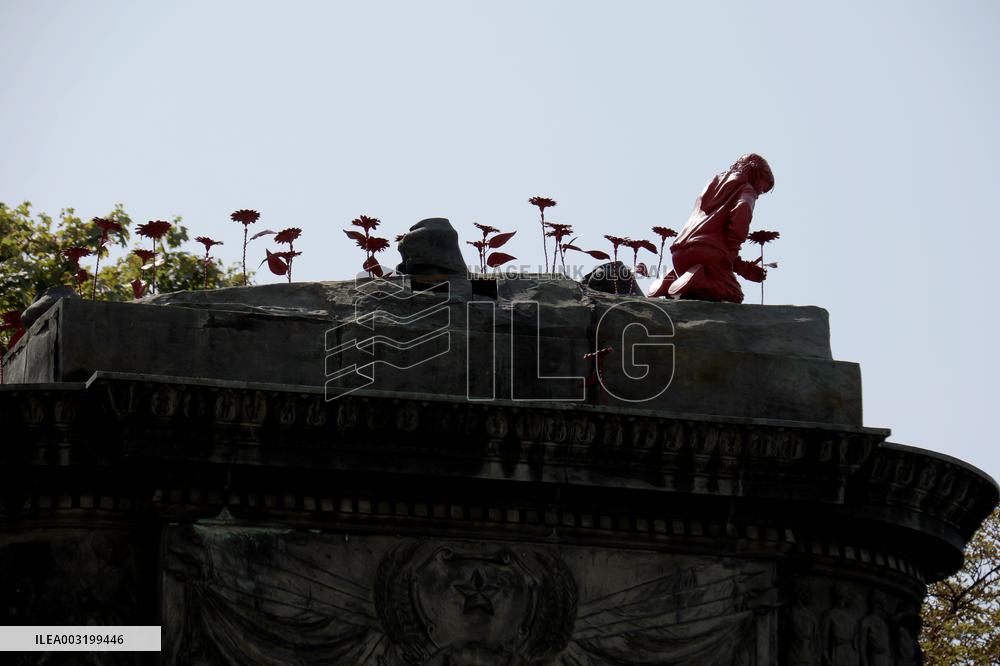 'Girl with Sunflowers' sculpture by French street artist James Colomina in Kyiv