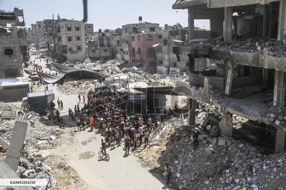 People Gather To Receive Food Relief - Gaza