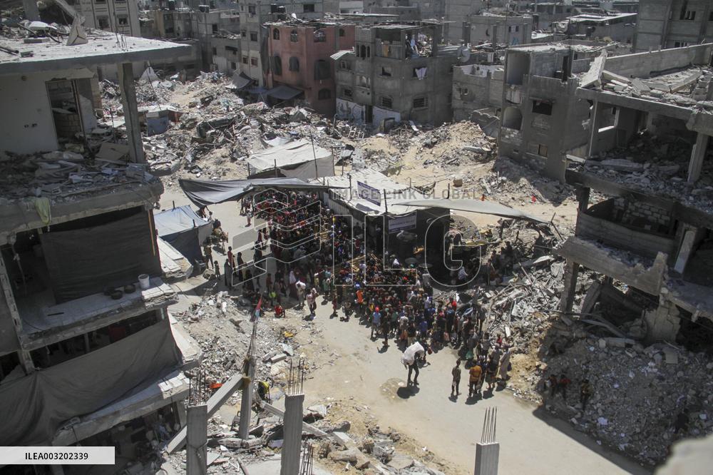 People Gather To Receive Food Relief - Gaza