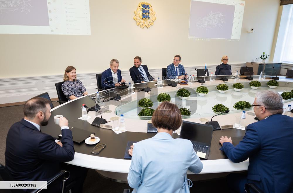 Government's state budget talks