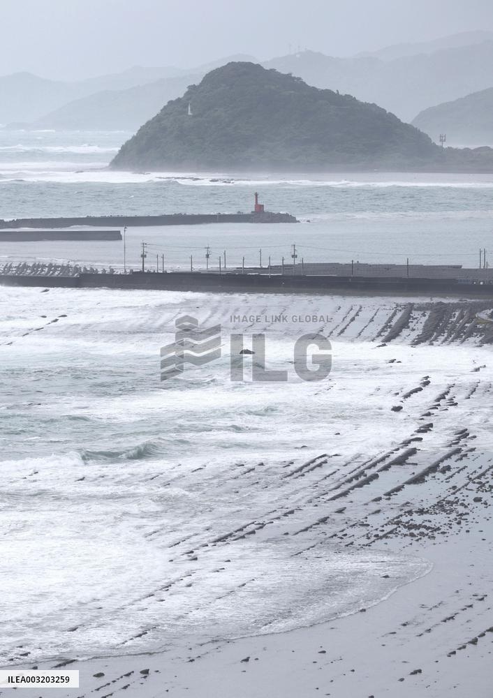 Strong typhoon heading toward southwestern Japan