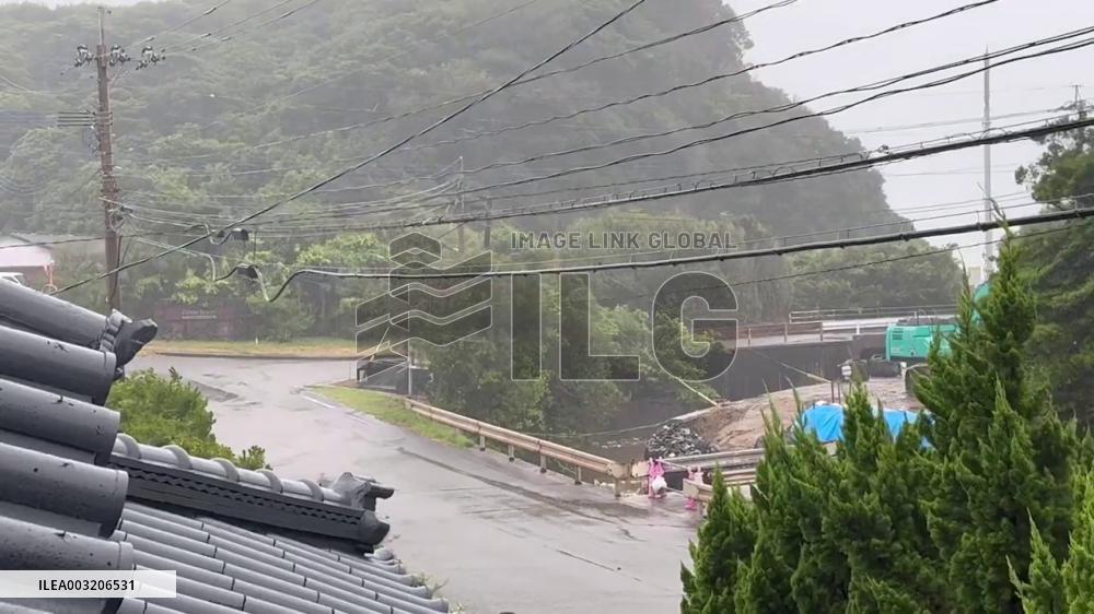 Japan: Very Strong Typhoon Shanshan Inches Toward Kyushu 2