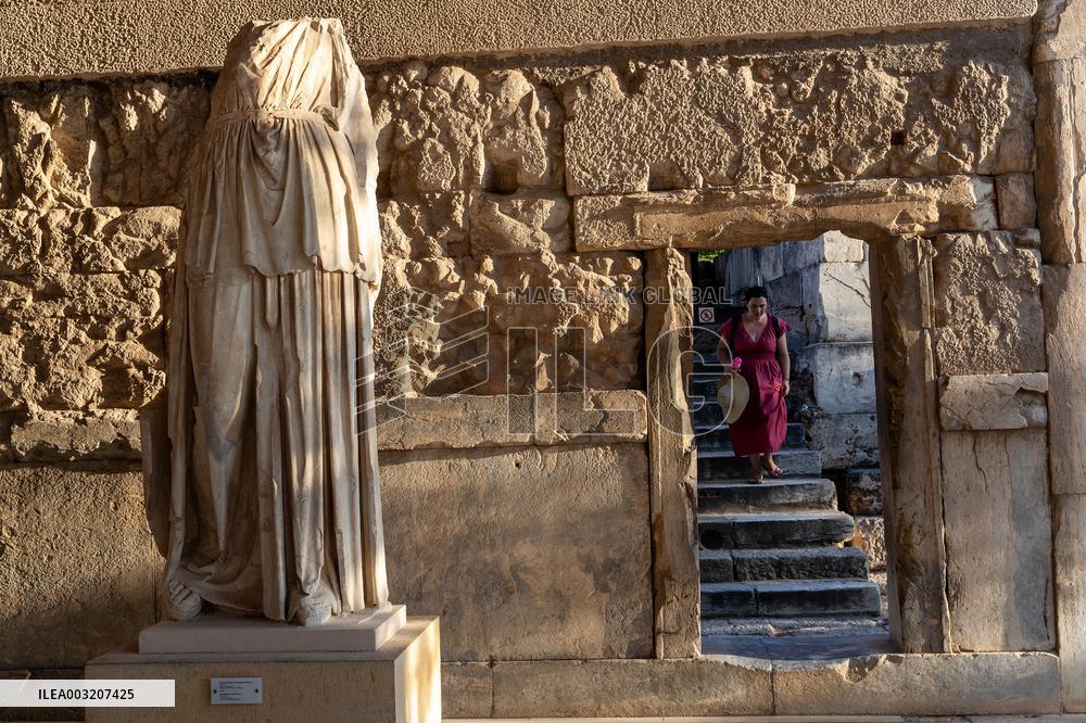 Greek Tourism Revenue Surges - Athens