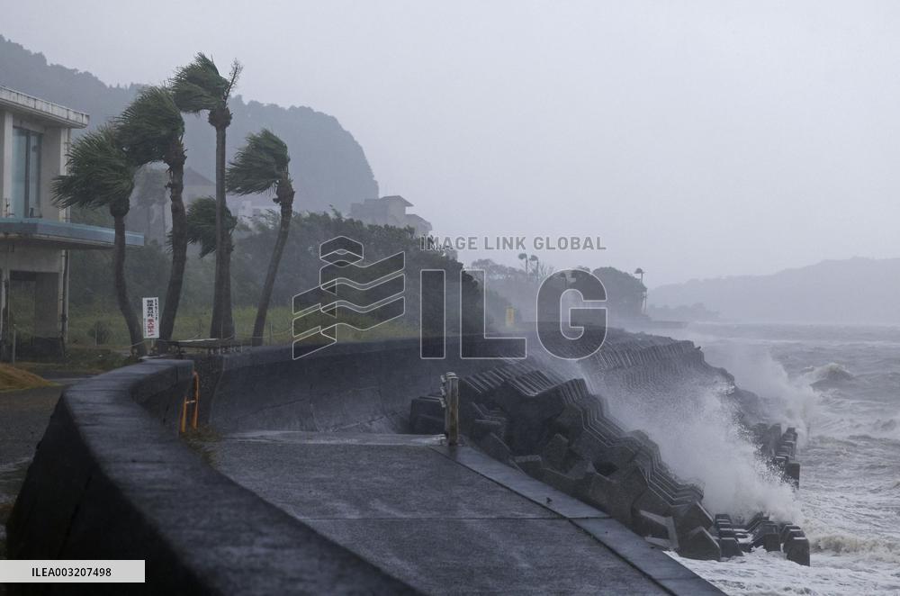 Strong typhoon heading toward southwestern Japan