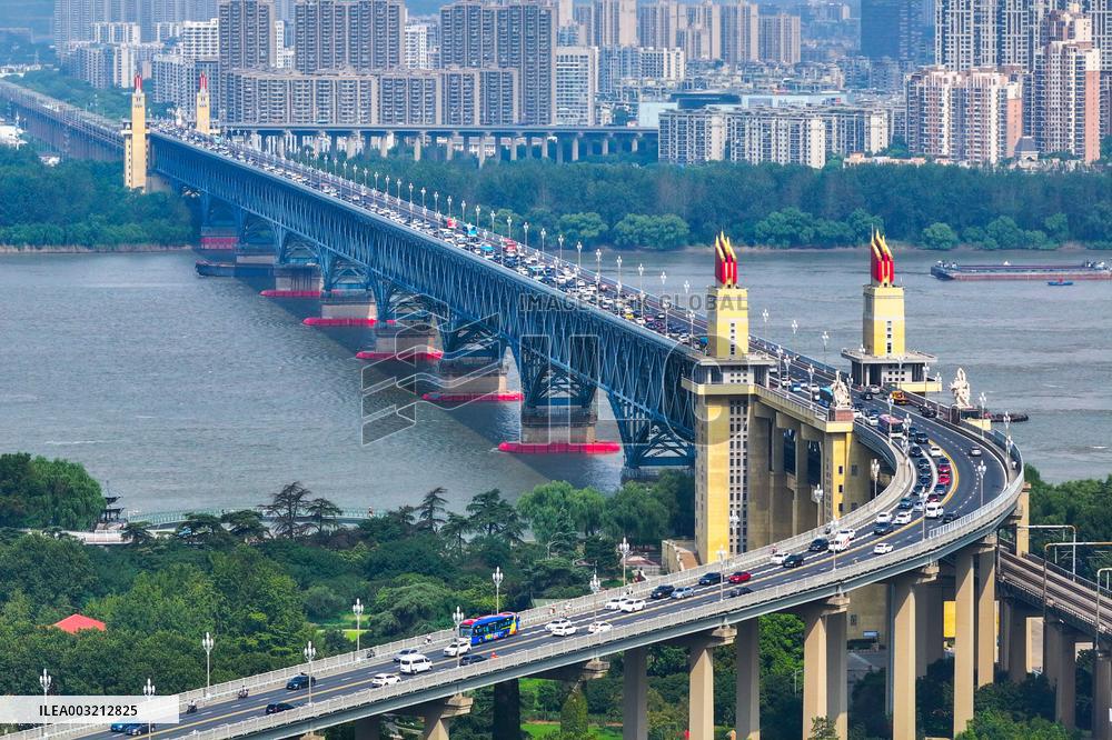 Traffic Peaks on the Nanjing Yangtze River Bridge in Nanjing