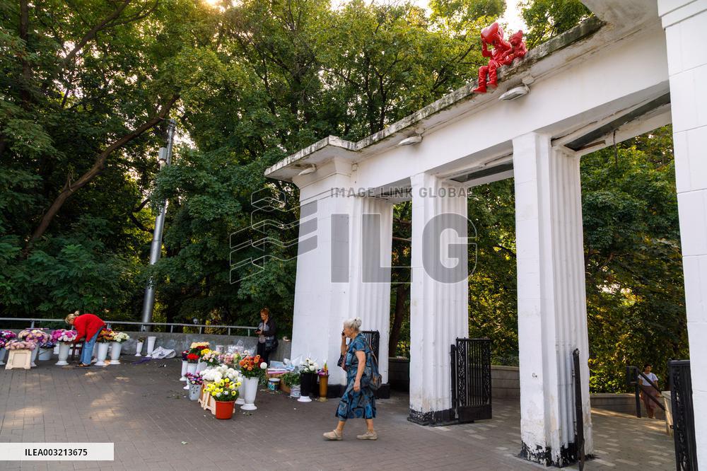 Sculpture of child with heart and teddy bear by James Colomina in Kyiv