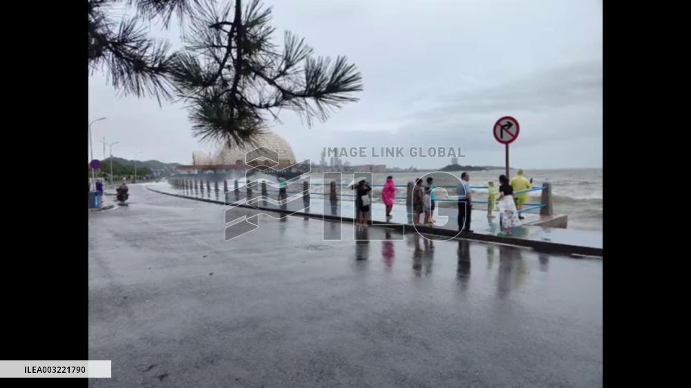 China: Sudden High Waves Topple Tourists In Qingdao