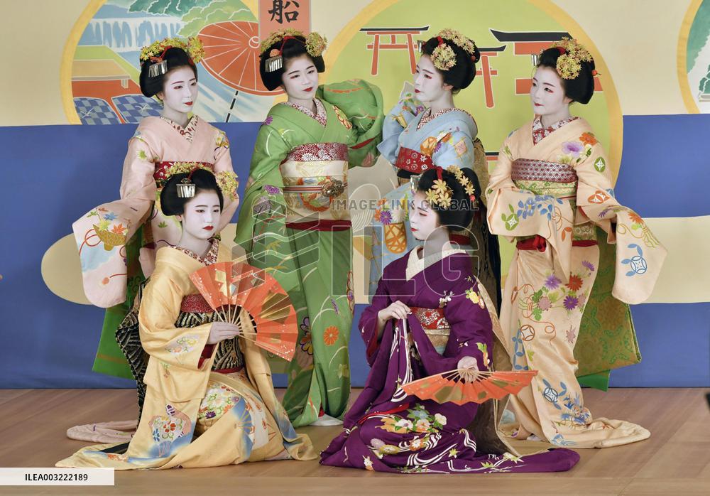 Maiko entertainers photo shoot
