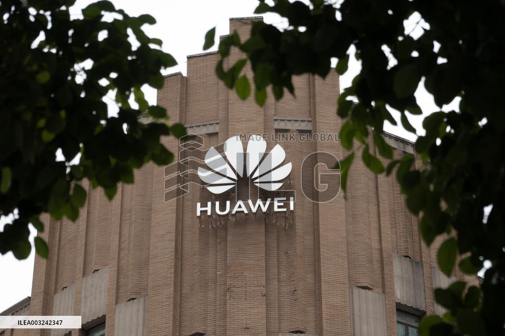 HUAWEI Apple Store in Shanghai
