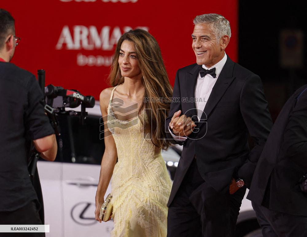 81st Mostra - The Clooneys Shine On The Red Carpet