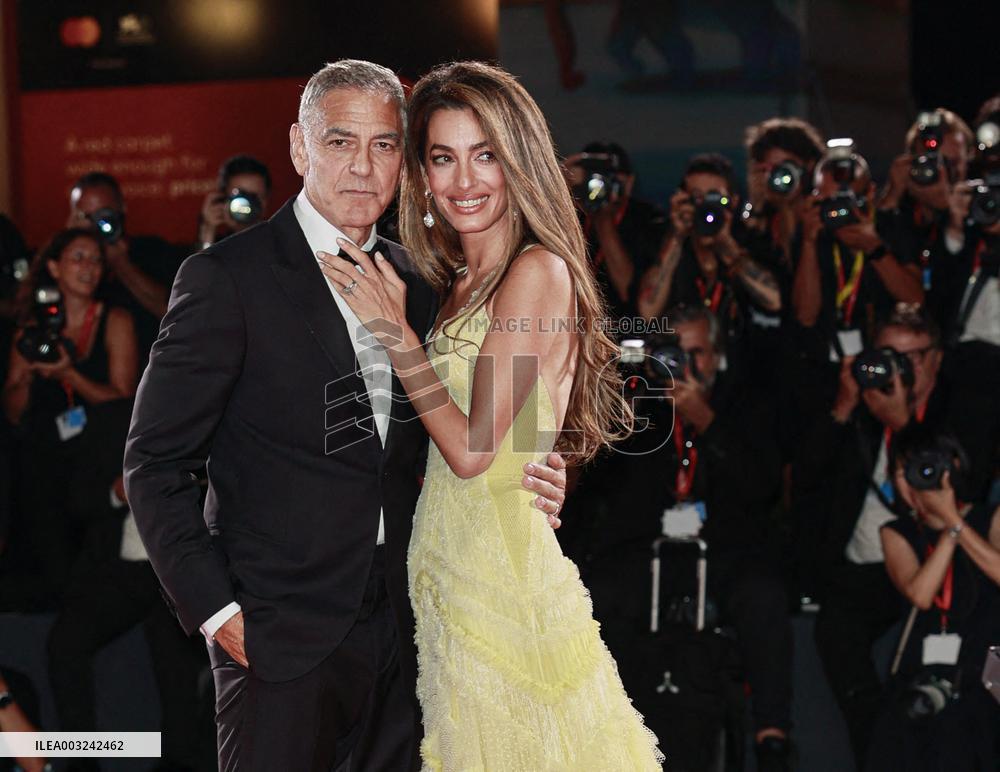 81st Mostra - The Clooneys Shine On The Red Carpet