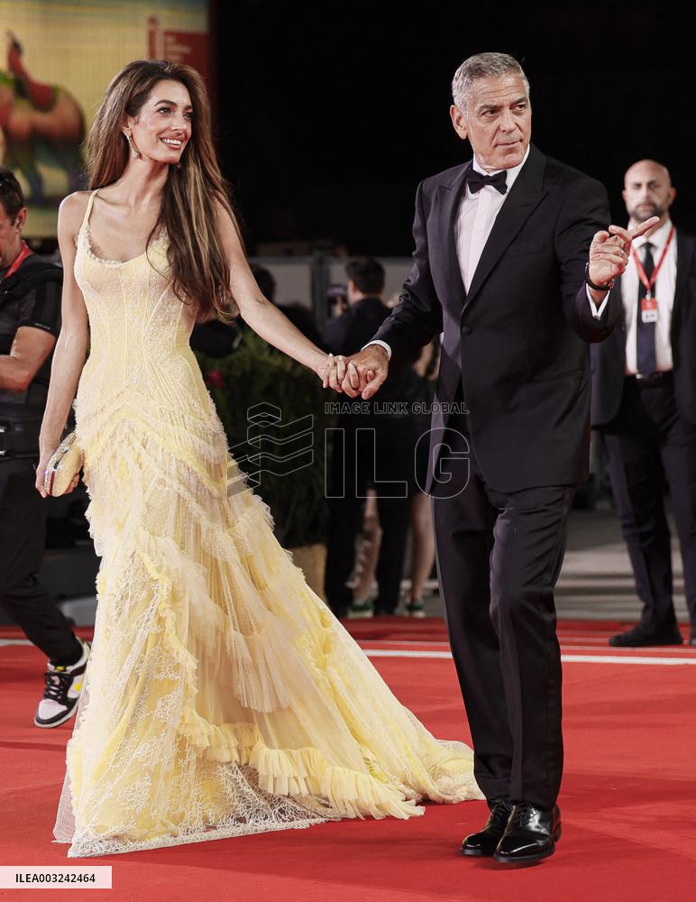 81st Mostra - The Clooneys Shine On The Red Carpet
