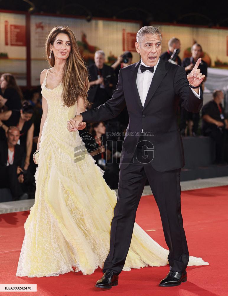 81st Mostra - The Clooneys Shine On The Red Carpet