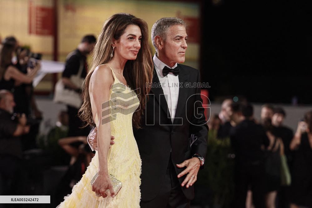 81st Mostra - The Clooneys Shine On The Red Carpet