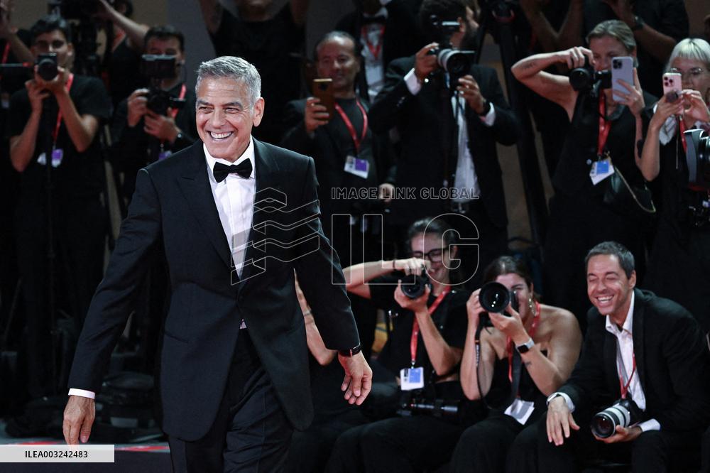 81st Mostra - The Clooneys Shine On The Red Carpet