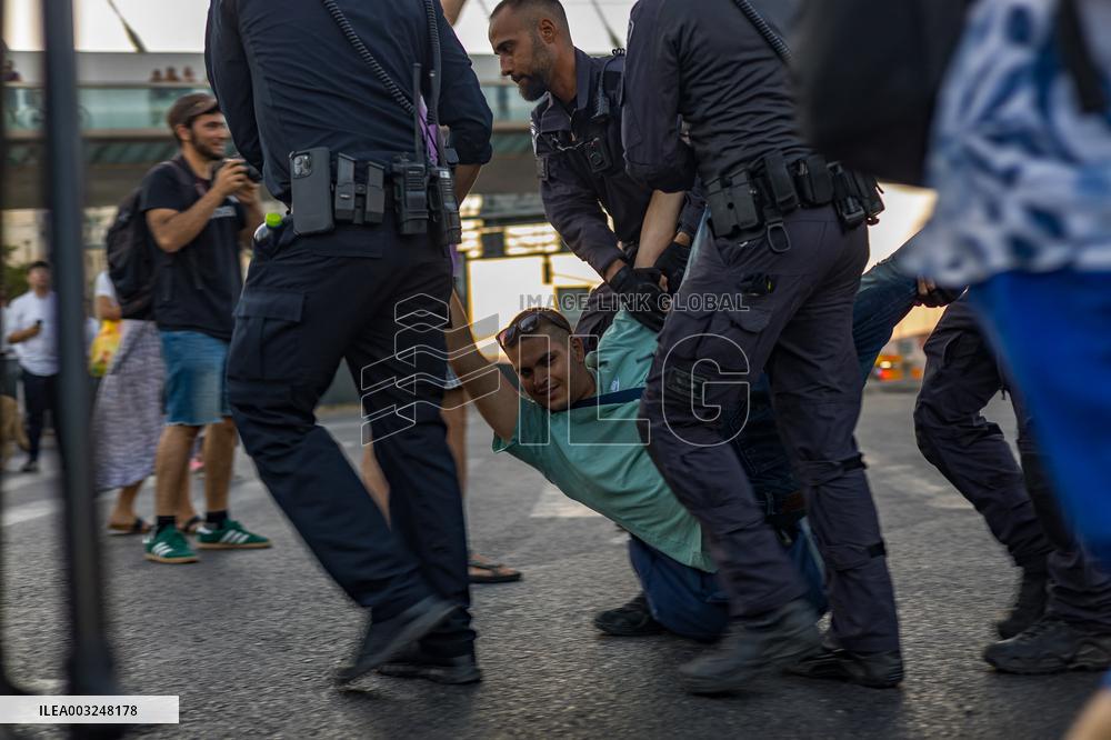 Protestors Block Roads - Jerusalem