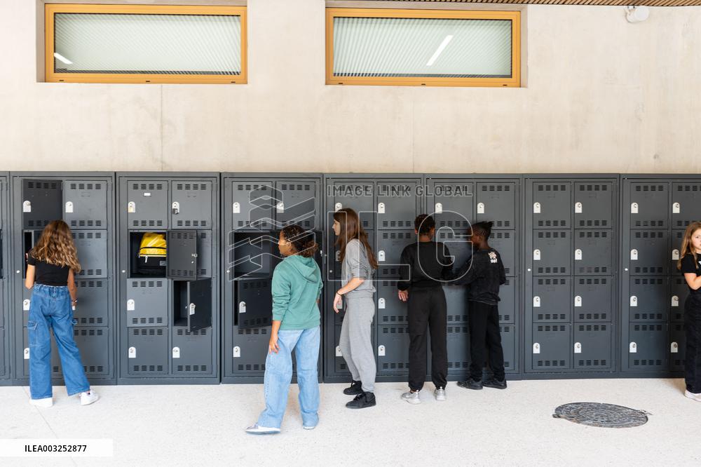 Nicole Belloubet Launches The Digital Break In Colleges - Massy