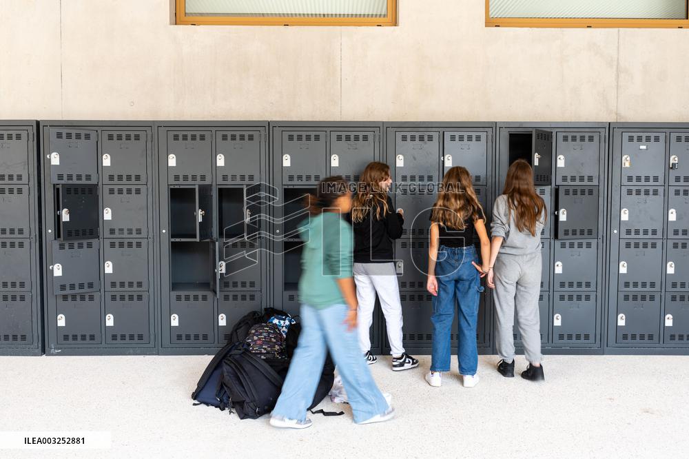 Nicole Belloubet Launches The Digital Break In Colleges - Massy