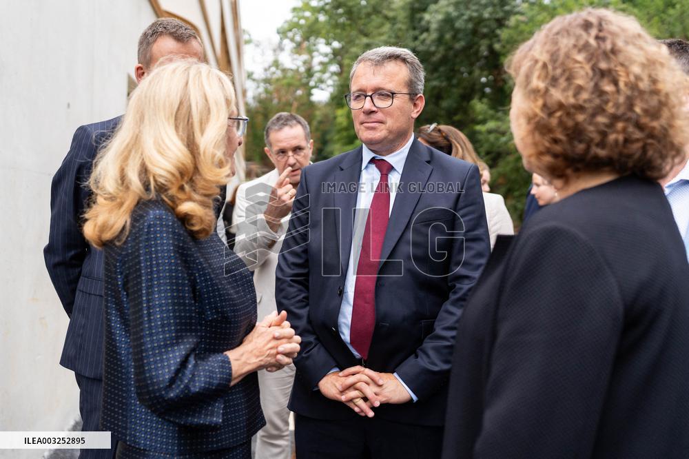 Nicole Belloubet Launches The Digital Break In Colleges - Massy