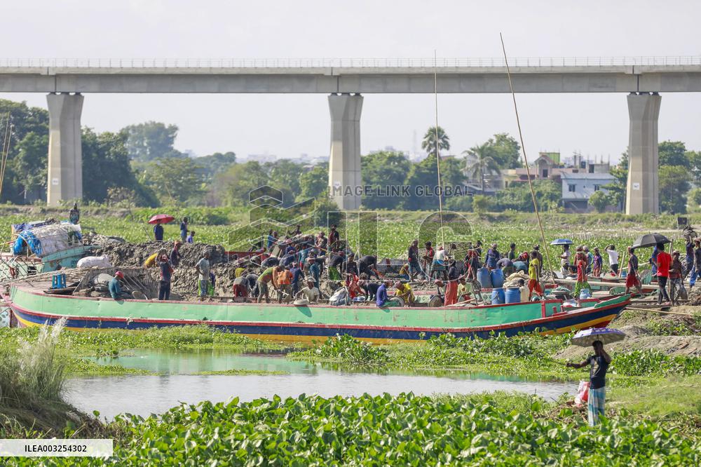 Workers Unload Earth From Meghna River - Dhaka