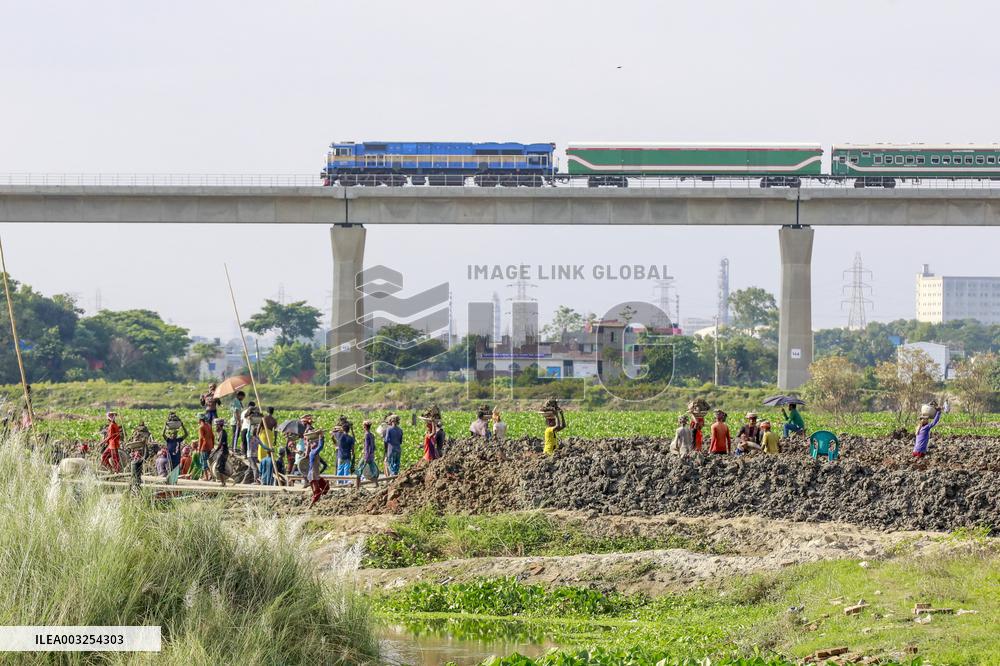 Workers Unload Earth From Meghna River - Dhaka