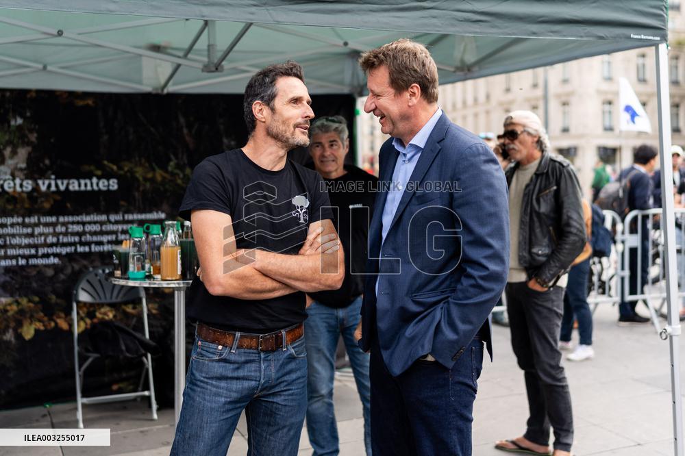 Demonstration In Support Of Paul Watson - Paris