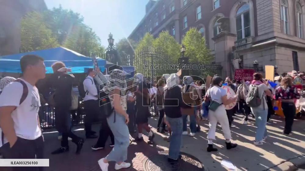 US: Anti-Israel Protesters Interrupt Columbia Uni Classes With Vandalism And Picket Line 3