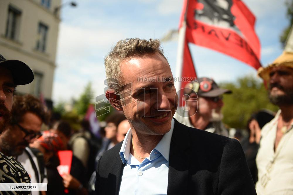 Rally Against The President's Forceful Blow - Paris