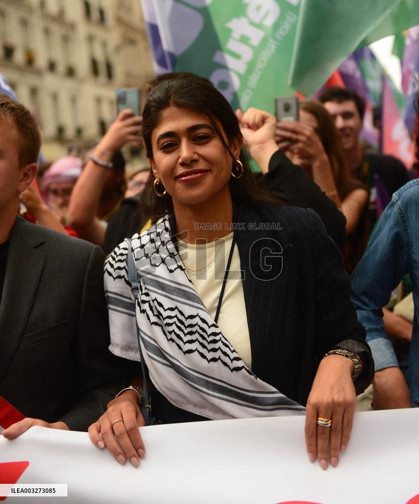 Rally Against The President's Forceful Blow - Paris