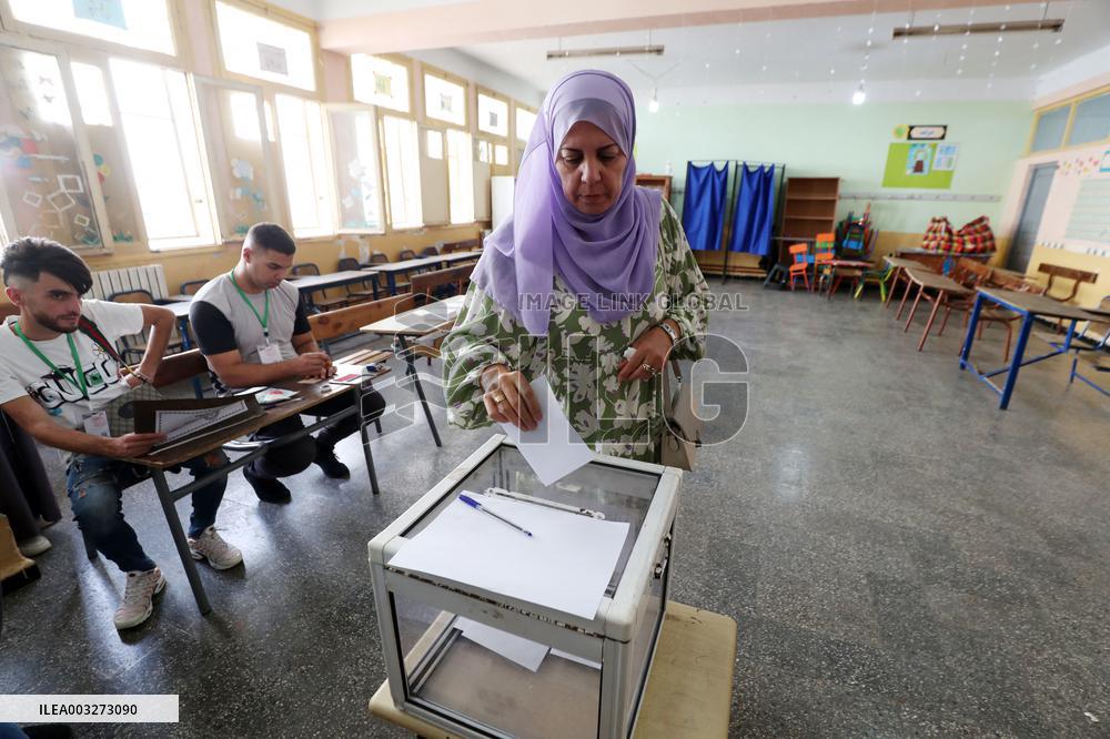 Algerians Head To Polls - Algiers