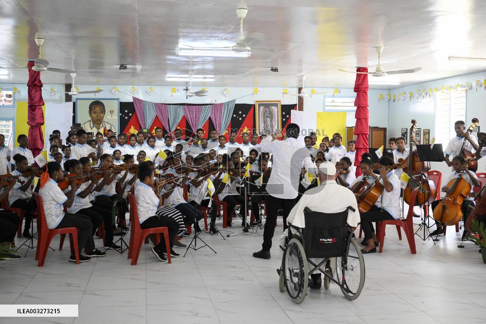 Pope Francis Meets Missionaries in Baro - Papua New Guinea