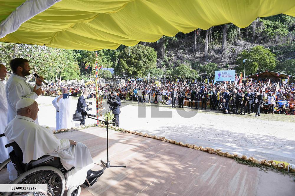 Pope Francis Meets Missionaries in Baro - Papua New Guinea