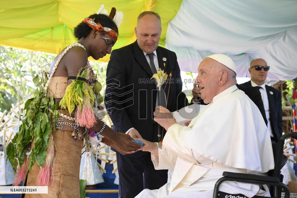 Pope Francis Meets Missionaries in Baro - Papua New Guinea
