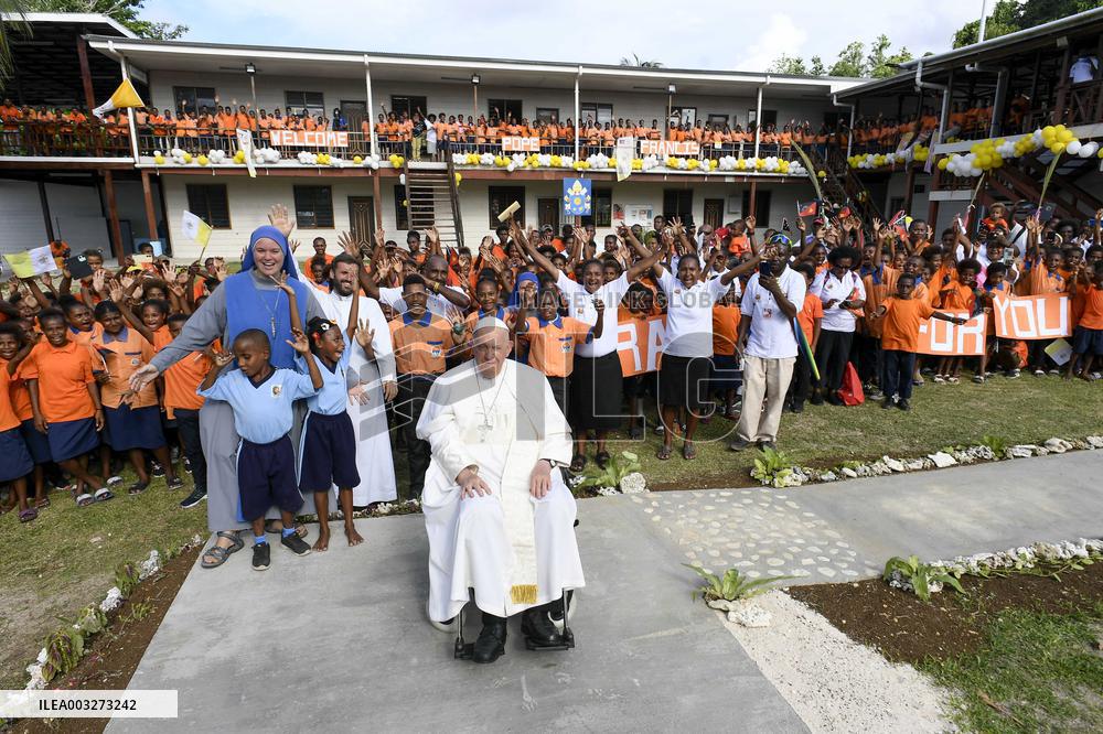 Pope Francis Meets Missionaries in Baro - Papua New Guinea