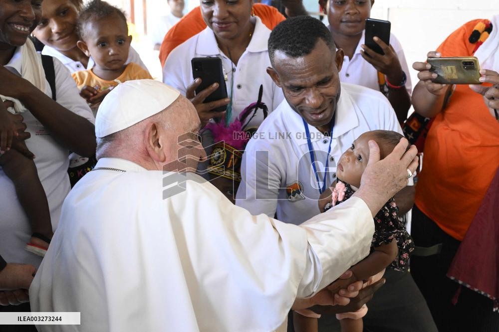 Pope Francis Meets Missionaries in Baro - Papua New Guinea