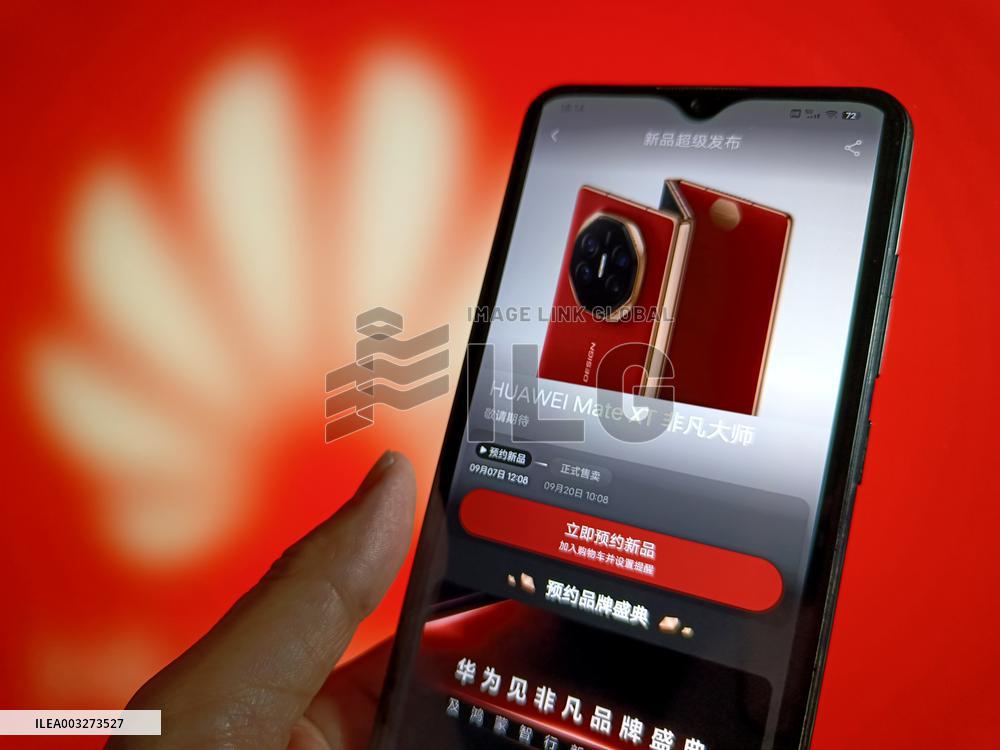 Illustration Huawei Foldable Phone Booking