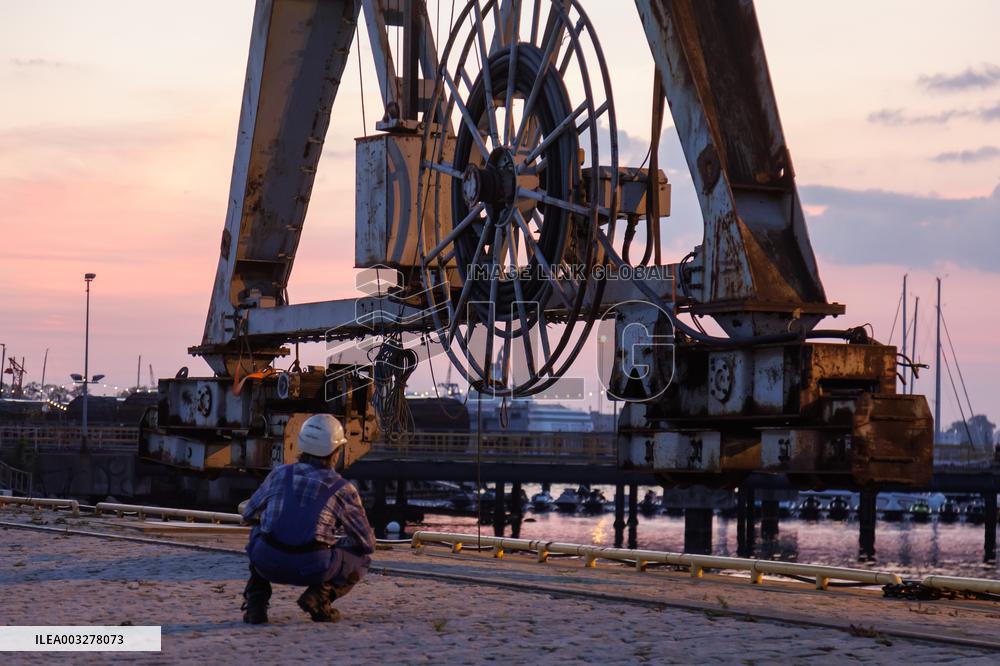 Installation of a gantry crane