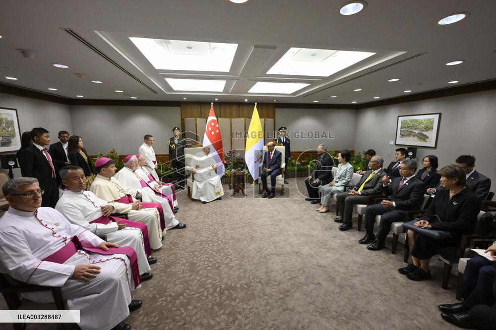Pope Francis Welcomed In Singapour