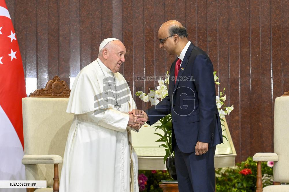 Pope Francis Welcomed In Singapour