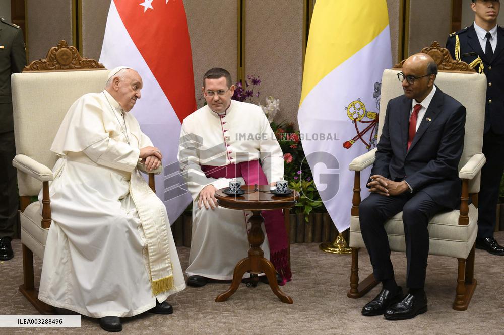 Pope Francis Welcomed In Singapour