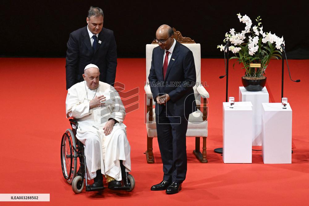 Pope Francis Welcomed In Singapour