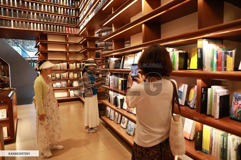 TSUTAYA BOOKS Close in Xi 'an