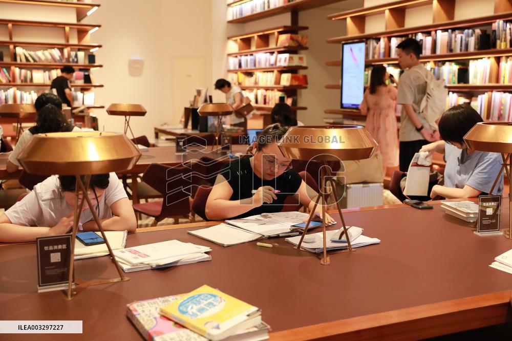 TSUTAYA BOOKS Close in Xi 'an