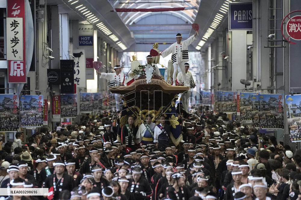 Float-pulling festival in Osaka