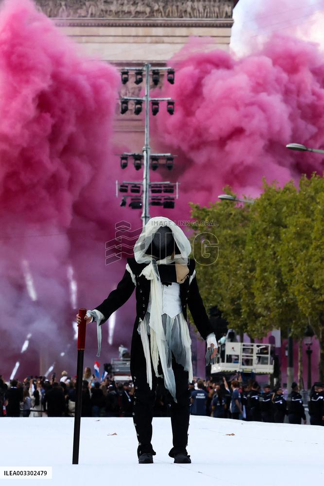 SL - Emmanuel et Brigitte Macron lors de la parade des champions à l'occasion des Jeux Olympiques et Paralympiques Paris 2024, s