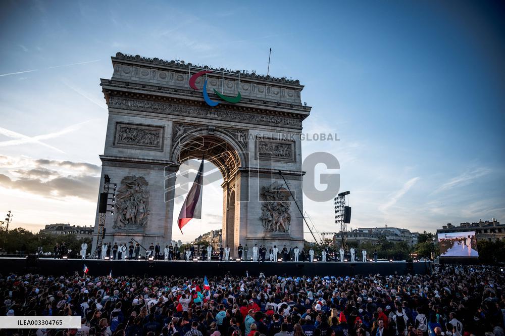 Parade Of French Athletes - Podium - Paris